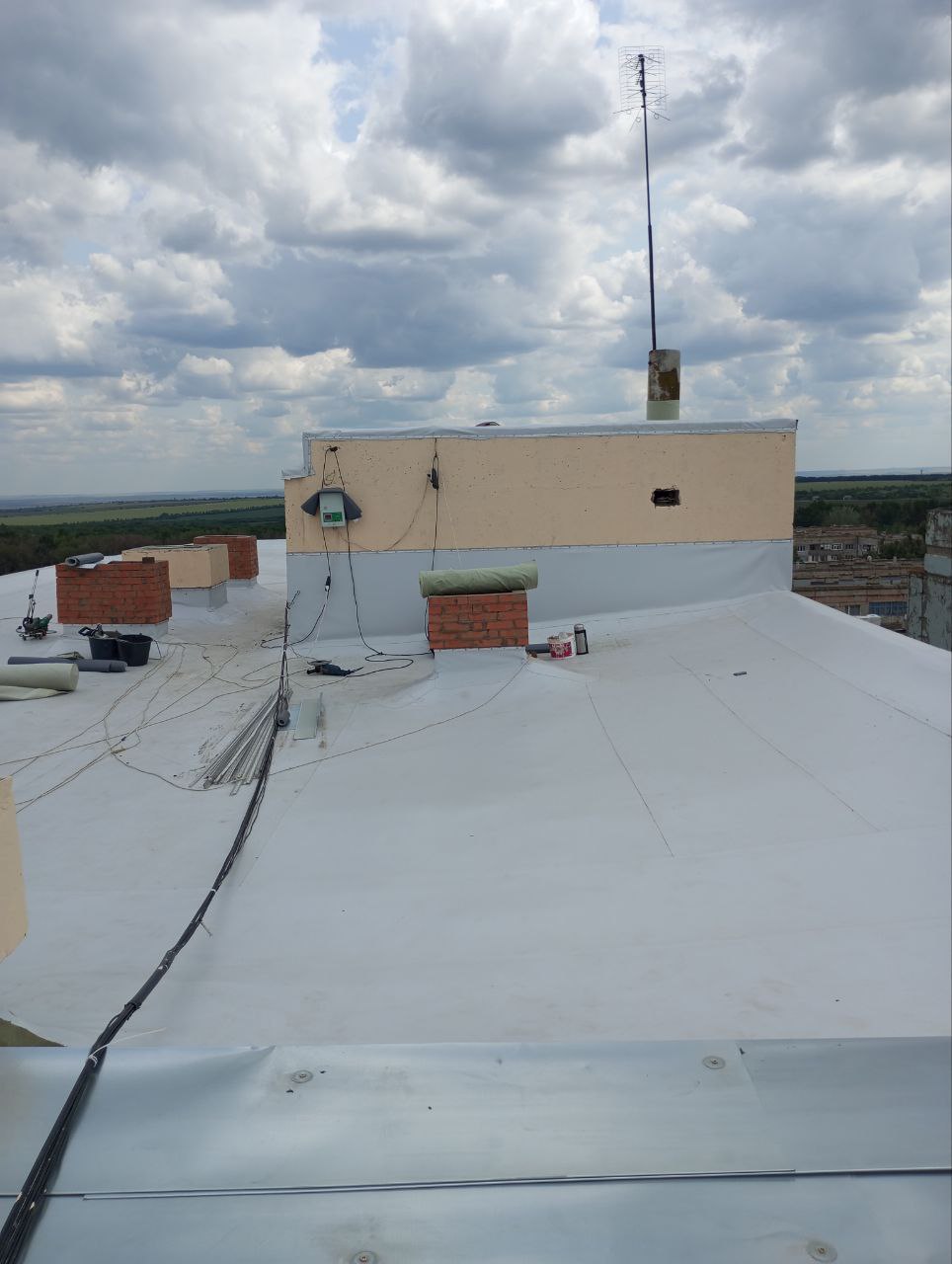 Курганская область успешно завершила капитальный ремонт кровель многоквартирных домов, запланированных на 2025 год