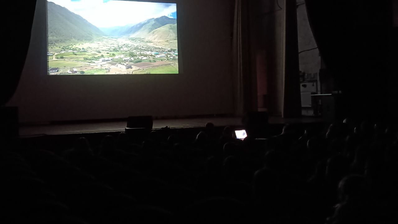 Сегодня, 17 ноября, в рамках проекта "Энциклопедия этнокультур России", учащиеся ГБОУ ЛНР " СЛСПШ пгт Петровка" посредством просмотра фильма познакомились с традициями и обрядами карачаевцев Сегодня, 17 ноября, в рамках проекта "Энциклопедия этнокультур России", учащиеся ГБОУ ЛНР " СЛСПШ пгт Петровка" посредством просмотра фильма познакомились с традициями и обрядами карачаевцев