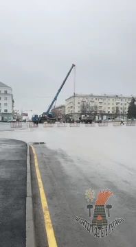 В Луганске начали устанавливать главную новогоднюю ёлку!