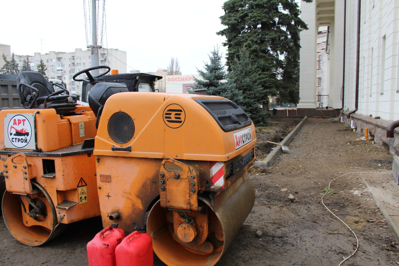 В Краснодоне продолжаются работы по благоустройству территории около Дворца культуры имени «Молодой Гвардии» В Краснодоне продолжаются работы по благоустройству территории около Дворца культуры имени «Молодой Гвардии»