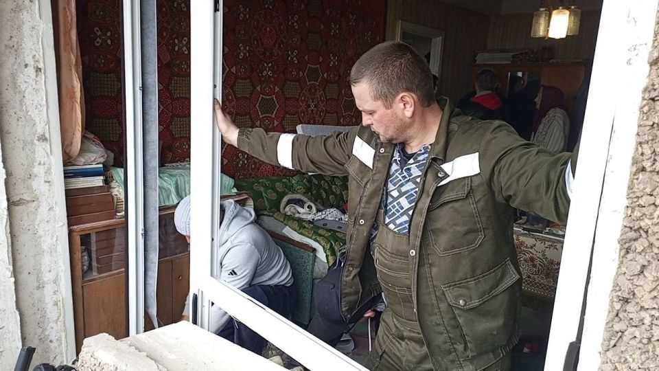 Идет установка новых металлопластиковых окон в квартирах, пострадавших от взрыва в доме по ул.Гмыри Идет установка новых металлопластиковых окон в квартирах, пострадавших от взрыва в доме по ул.Гмыри