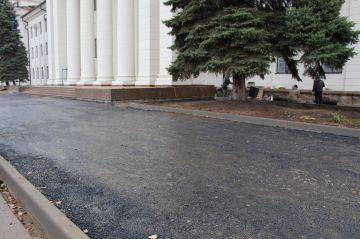 В Краснодоне продолжаются работы по благоустройству территории около Дворца культуры имени «Молодой Гвардии»