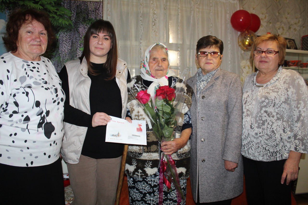 Виталий Коваленко: Сегодня, заместитель Главы Администрации Наталья Добрицкая совместно с представителем Совета ветеранов Ириной Бережной поздравили с юбилейным днём рождения долгожительницу нашего округа Кузьменко Раису... Виталий Коваленко: Сегодня, заместитель Главы Администрации Наталья Добрицкая совместно с представителем Совета ветеранов Ириной Бережной поздравили с юбилейным днём рождения долгожительницу нашего округа Кузьменко Раису...