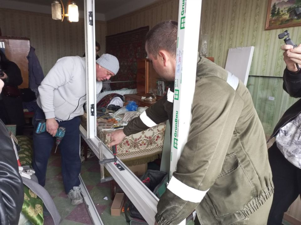 Светлана Гребенькова: Идет установка новых металлопластиковых окон в квартирах, пострадавших от взрыва в доме по ул.Гмыри. Это было одно из обязательств, которое мы взяли перед жильцами пострадавшего дома в первые дни после... Светлана Гребенькова: Идет установка новых металлопластиковых окон в квартирах, пострадавших от взрыва в доме по ул.Гмыри. Это было одно из обязательств, которое мы взяли перед жильцами пострадавшего дома в первые дни после...