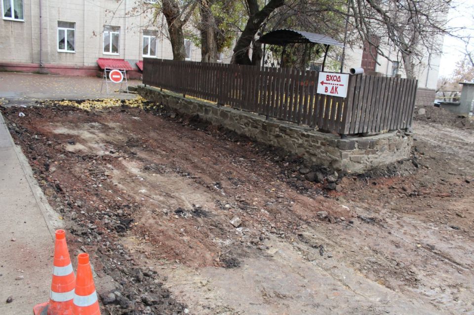 В Краснодоне продолжаются работы по благоустройству территории около Дворца культуры имени «Молодой Гвардии» В Краснодоне продолжаются работы по благоустройству территории около Дворца культуры имени «Молодой Гвардии»
