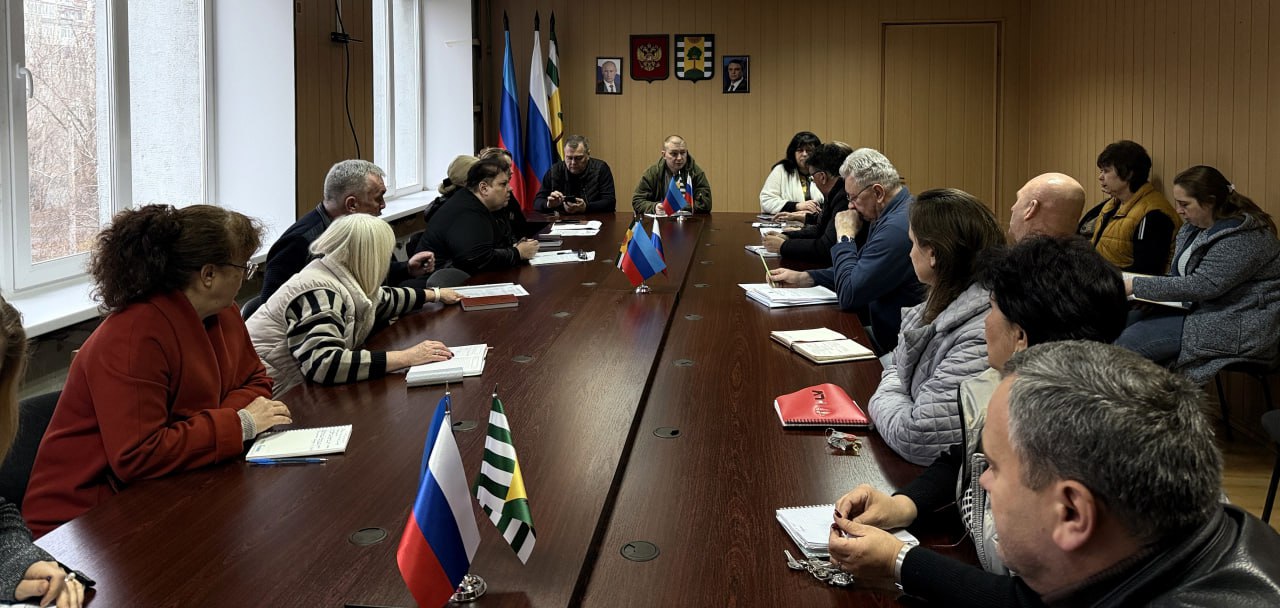 Евгений Шаталин: Совместно с первым заместителем Игорем Шмидтом провёл совещание с руководителями структурных подразделений администрации города Рубежное