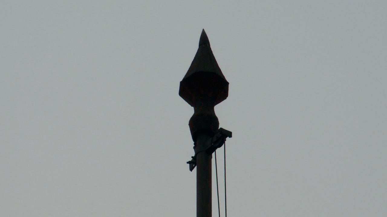 Сегодня на восьмигранной кровле пристроя к основному зданию ДК тюменские строители приступят к установке капельников - металлических конструкций, благодаря которым подкровельное пространство в любое время года будет всегда... Сегодня на восьмигранной кровле пристроя к основному зданию ДК тюменские строители приступят к установке капельников - металлических конструкций, благодаря которым подкровельное пространство в любое время года будет всегда...