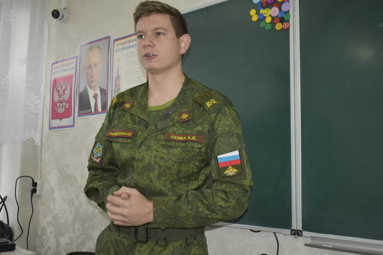 Выпускник Перевальской гимназии № 1, студент военного учебного центра при Южном федеральном университете г. Ростов-на-Дону, Александр Скиба, рассказал гимназистам о возможности получения образования в ЮФУ с углублением в...