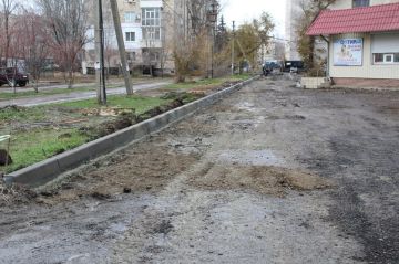 В рамках плана по ремонту дорог Краснодонского муниципального округа на 2025 год продолжается восстановление участка внутриквартальной дороги в районе улицы Микроцентр, дома № 17, 18. Работы ведутся в соответствии с...