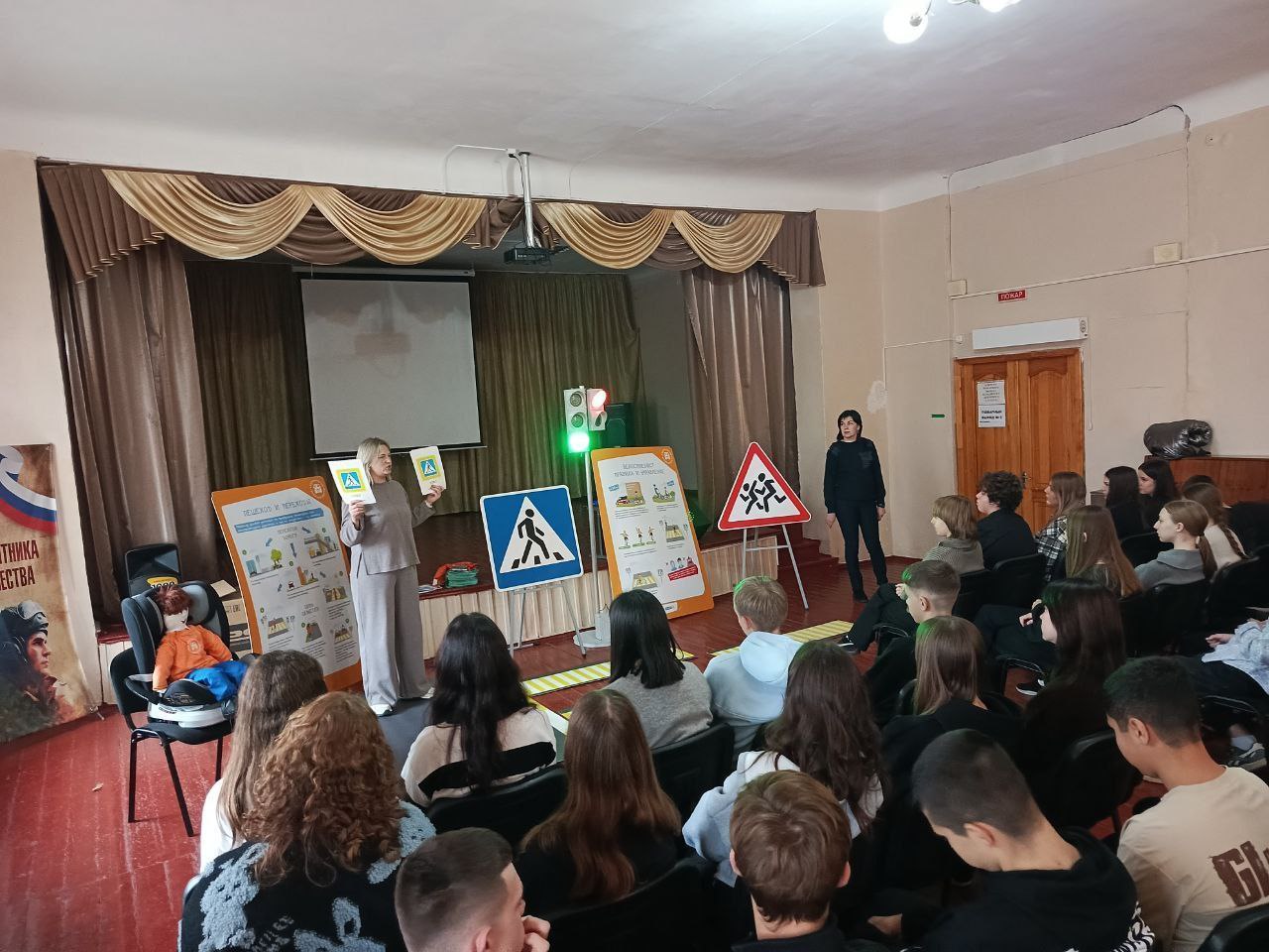 Сотрудники Госавтоинспекции Свердловска, в рамках проекта «Лаборатория безопасности», посетили «Ясли-сад №3 «Аленка» и "Свердловскую специализированную школу №11" Сотрудники Госавтоинспекции Свердловска, в рамках проекта «Лаборатория безопасности», посетили «Ясли-сад №3 «Аленка» и "Свердловскую специализированную школу №11"