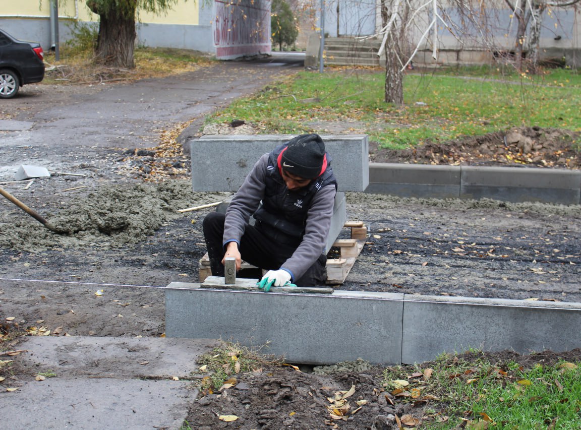 В рамках плана по ремонту дорог Краснодонского муниципального округа на 2025 год продолжается восстановление участка внутриквартальной дороги в районе улицы Микроцентр, дома № 17, 18. Работы ведутся в соответствии с... В рамках плана по ремонту дорог Краснодонского муниципального округа на 2025 год продолжается восстановление участка внутриквартальной дороги в районе улицы Микроцентр, дома № 17, 18. Работы ведутся в соответствии с...