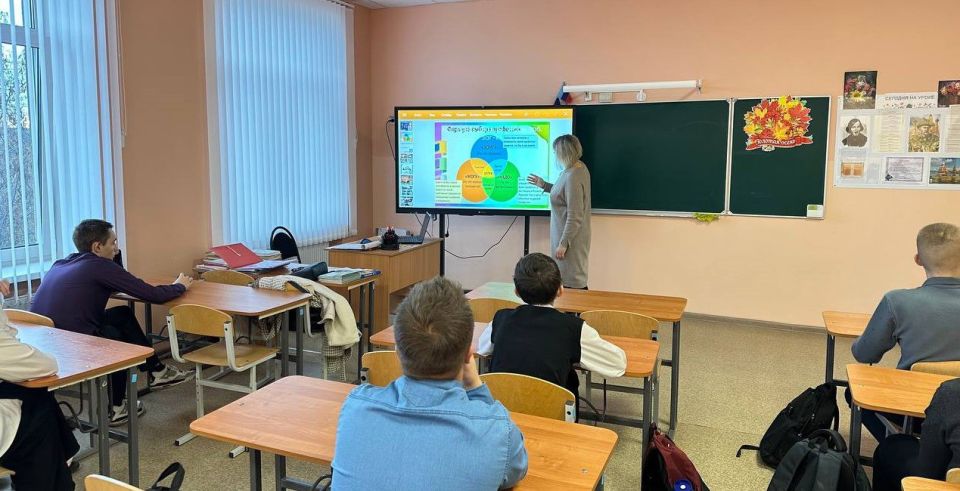 Для старшеклассников Брянковского учебно-воспитательного комплекса №10 прошла профориентационная встреча, организованная центром занятости совместно с ГБПОО ЛНР «Брянковский колледж» Для старшеклассников Брянковского учебно-воспитательного комплекса №10 прошла профориентационная встреча, организованная центром занятости совместно с ГБПОО ЛНР «Брянковский колледж»