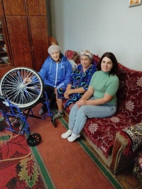 «Забота о каждом нуждающемся»: в Приволье вручили кресло-коляску жительнице поселка