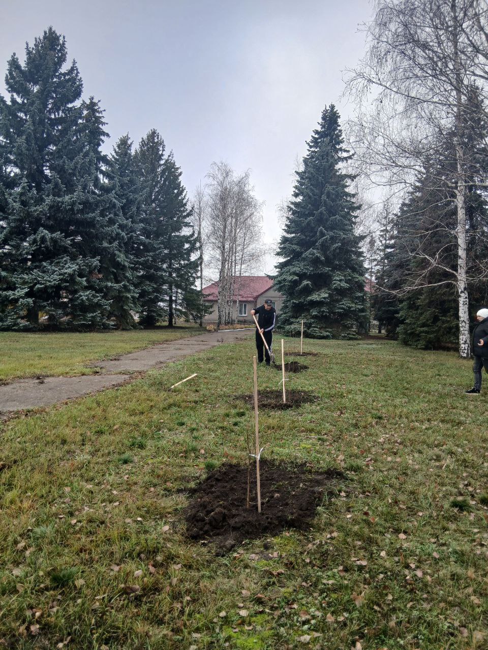 В рамках всероссийской акции партийного проекта «Единой России» «Чистая страна» жители села Воеводское при непосредственном участии члена партии «Единая Россия» Татьяны Чернявской совместно с семьёй Жуковых приняли участие в... В рамках всероссийской акции партийного проекта «Единой России» «Чистая страна» жители села Воеводское при непосредственном участии члена партии «Единая Россия» Татьяны Чернявской совместно с семьёй Жуковых приняли участие в...