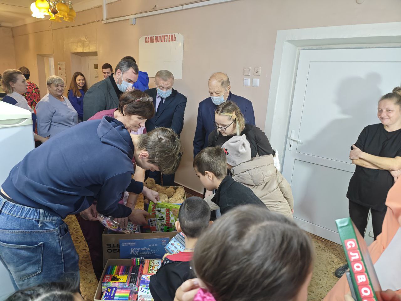 Валерий Галинкин: Сегодня вместе с Дмитрием Хорошиловым и Геннадием Бунеевым посетили Луганскую республиканскую детскую клиническую больницу и передали детям игрушки в рамках акции «Коробка храбрости», которая проходит по... Валерий Галинкин: Сегодня вместе с Дмитрием Хорошиловым и Геннадием Бунеевым посетили Луганскую республиканскую детскую клиническую больницу и передали детям игрушки в рамках акции «Коробка храбрости», которая проходит по...