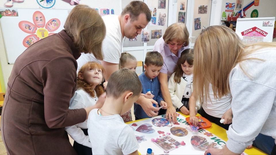 В ГБДОУ ЛНР «Беловодский ясли-сад №3 «Родничок» проводится работа по приобщению детей к семейным традициям, направленная на формирование у дошкольников представлений об обычаях, порядках, правилах поведения, принятых в семье... В ГБДОУ ЛНР «Беловодский ясли-сад №3 «Родничок» проводится работа по приобщению детей к семейным традициям, направленная на формирование у дошкольников представлений об обычаях, порядках, правилах поведения, принятых в семье...