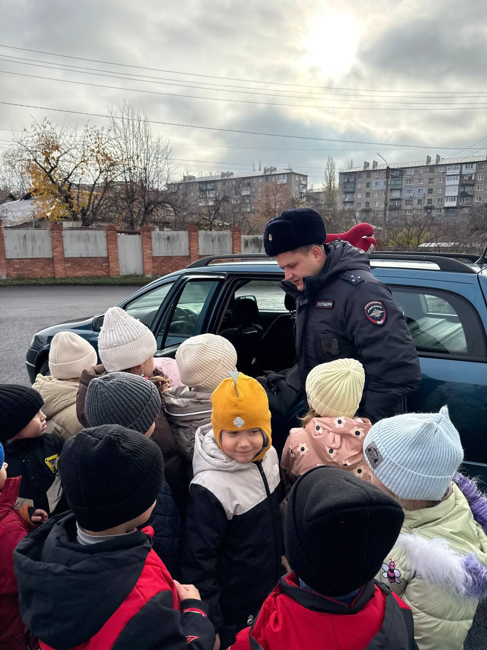 В Перевальске сотрудники Госавтоинспекции совместно с педагогами детского сада «Юбилейный» провели занятие по ПДД для дошкольников В Перевальске сотрудники Госавтоинспекции совместно с педагогами детского сада «Юбилейный» провели занятие по ПДД для дошкольников