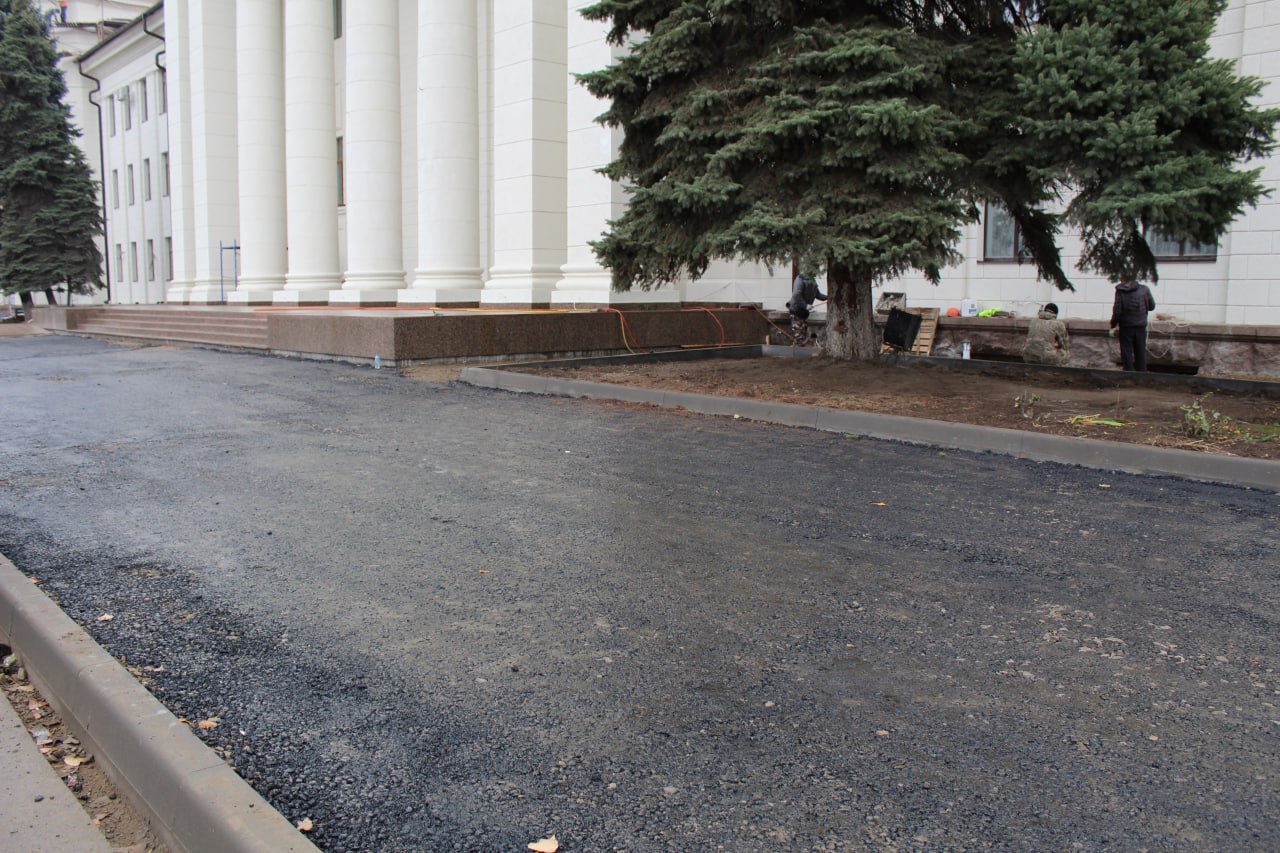 В Краснодоне продолжаются работы по благоустройству территории около Дворца культуры имени «Молодой Гвардии»