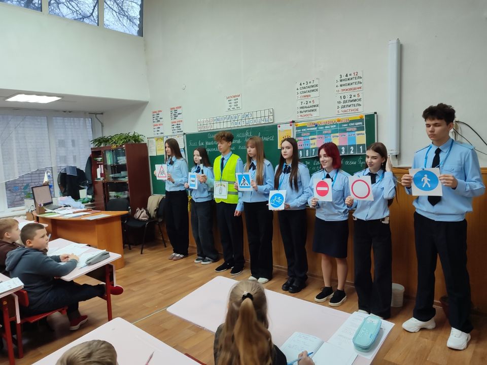 Отряд юных инспекторов движения "Скорость" из Ровеньковской школы №3 продолжает свою благородную миссию – делать дороги безопаснее! Отряд юных инспекторов движения "Скорость" из Ровеньковской школы №3 продолжает свою благородную миссию – делать дороги безопаснее!