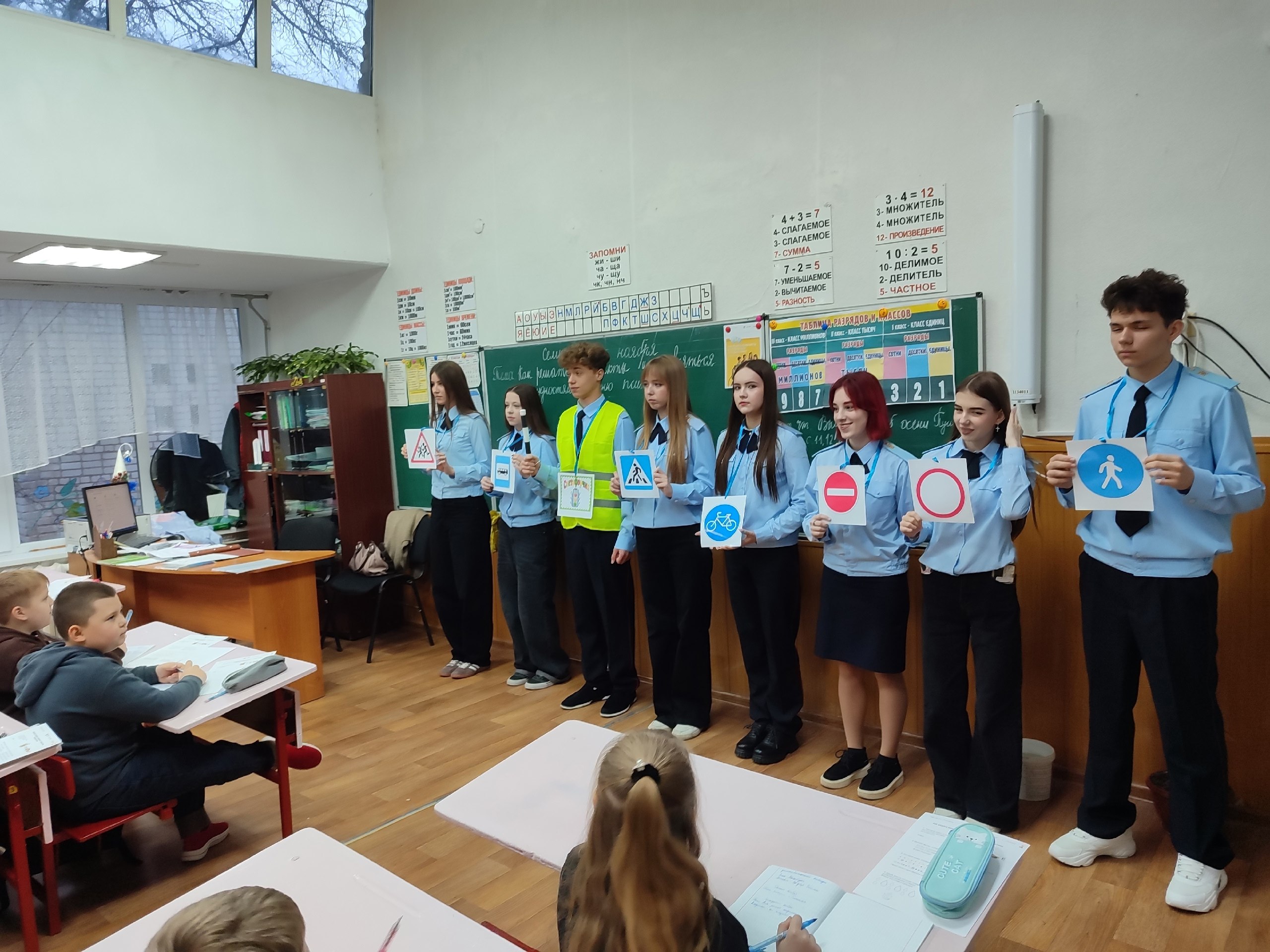 Отряд юных инспекторов движения "Скорость" из Ровеньковской школы №3 продолжает свою благородную миссию – делать дороги безопаснее! Отряд юных инспекторов движения "Скорость" из Ровеньковской школы №3 продолжает свою благородную миссию – делать дороги безопаснее!