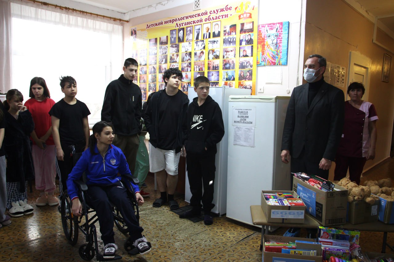 Депутаты от «Единой России» передали игрушки пациентам Луганской детской больницы Депутаты от «Единой России» передали игрушки пациентам Луганской детской больницы