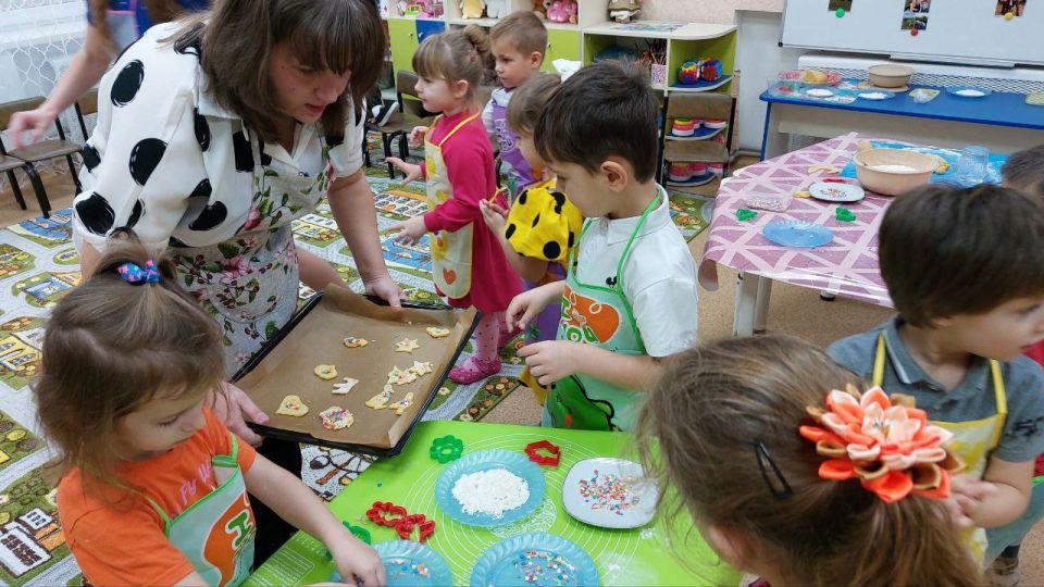 В ГБДОУ ЛНР «Беловодский ясли-сад №3 «Родничок» проводится работа по приобщению детей к семейным традициям, направленная на формирование у дошкольников представлений об обычаях, порядках, правилах поведения, принятых в семье... В ГБДОУ ЛНР «Беловодский ясли-сад №3 «Родничок» проводится работа по приобщению детей к семейным традициям, направленная на формирование у дошкольников представлений об обычаях, порядках, правилах поведения, принятых в семье...