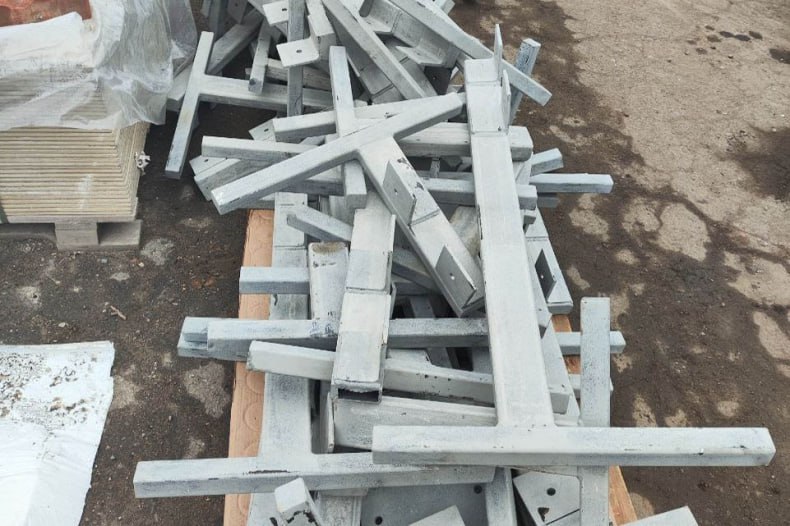 В Свердловск прибыли металлоконструкции для ограждения кровель МКД В Свердловск прибыли металлоконструкции для ограждения кровель МКД