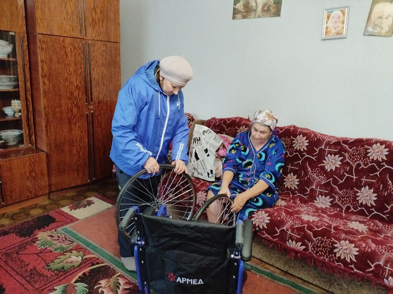 «Забота о каждом нуждающемся»: в Приволье вручили кресло-коляску жительнице поселка «Забота о каждом нуждающемся»: в Приволье вручили кресло-коляску жительнице поселка