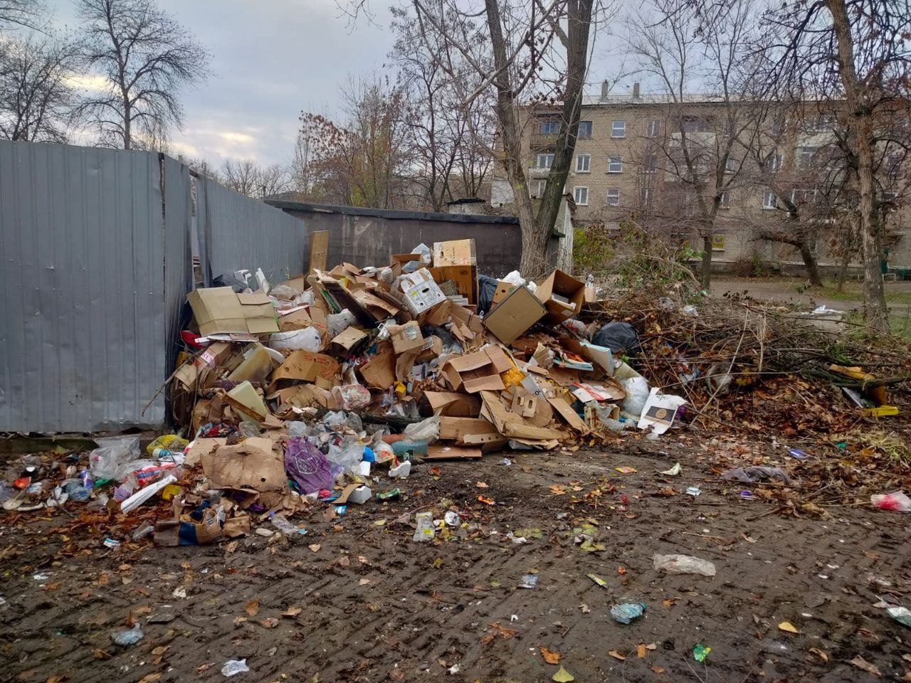 Коммунальные службы продолжают уборку и благоустройство городских территорий