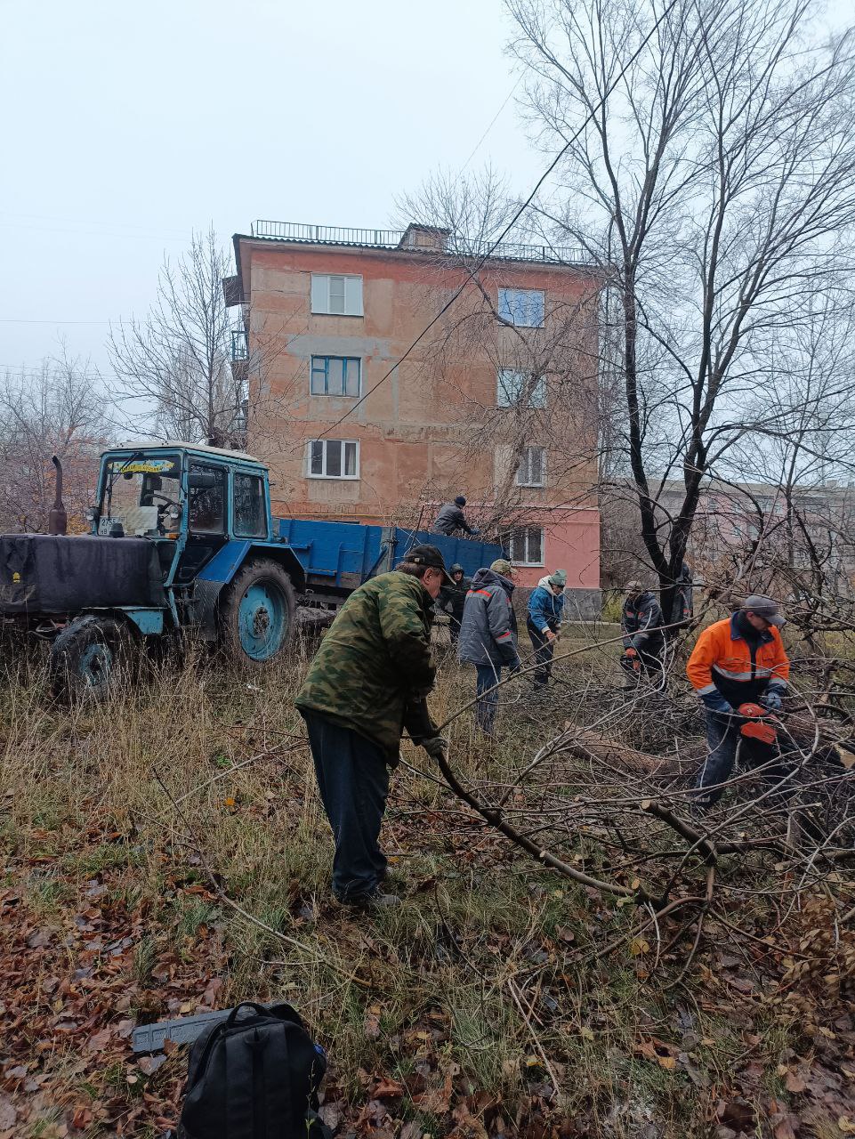 Коммунальные службы продолжают уборку и благоустройство городских территорий Коммунальные службы продолжают уборку и благоустройство городских территорий