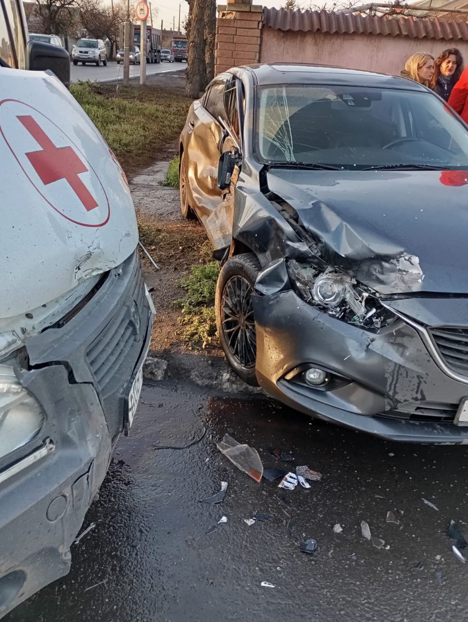 Под Антрацитом легковушка столкнулась с автомобилем "скорой помощи" Под Антрацитом легковушка столкнулась с автомобилем "скорой помощи"