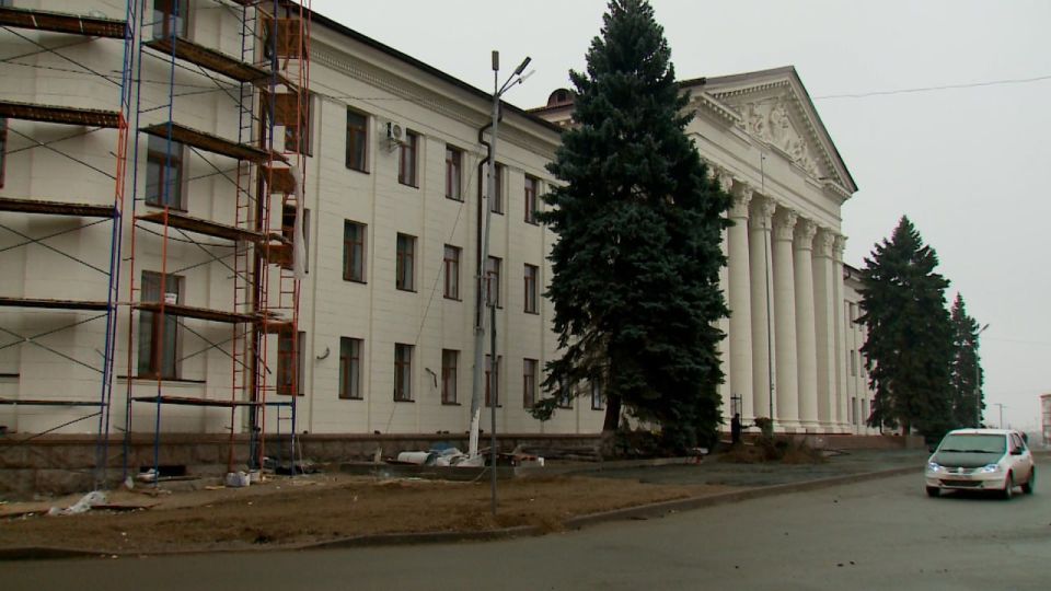 В Краснодоне продолжается капитальный ремонт здания Дворца культуры имени "Молодой гвардии" В Краснодоне продолжается капитальный ремонт здания Дворца культуры имени "Молодой гвардии"