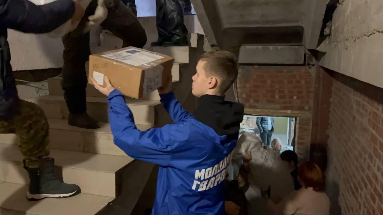 Молодогвардейцы города Новосибирск приняли участие в погрузке двух фур с гуманитарной помощью в ЛНР Молодогвардейцы города Новосибирск приняли участие в погрузке двух фур с гуманитарной помощью в ЛНР