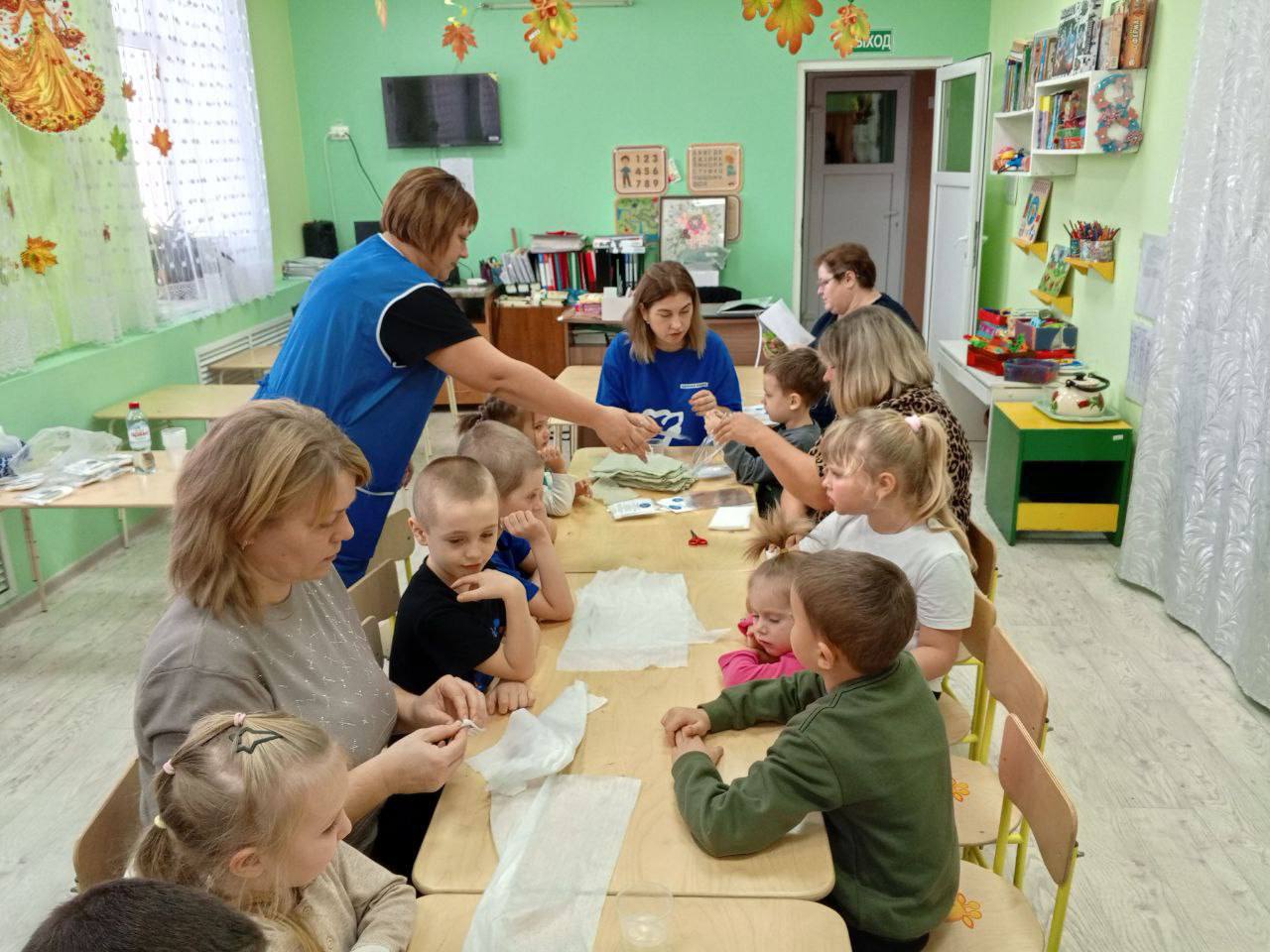 Активистки "Женского Движения Единой России» провели мастер-класс по изготовлению сухих душей для участников СВО