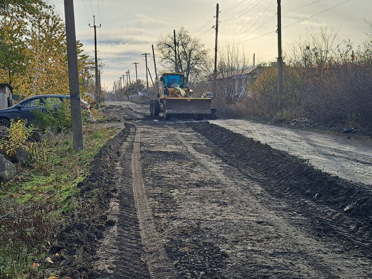 Одним из наиболее актуальных вопросов по содержанию улично-дорожной сети является состояние дорог без асфальтового покрытия, особенно в осенний период, когда на грунтовых и гравийных дорогах образуются ямы и выбоины