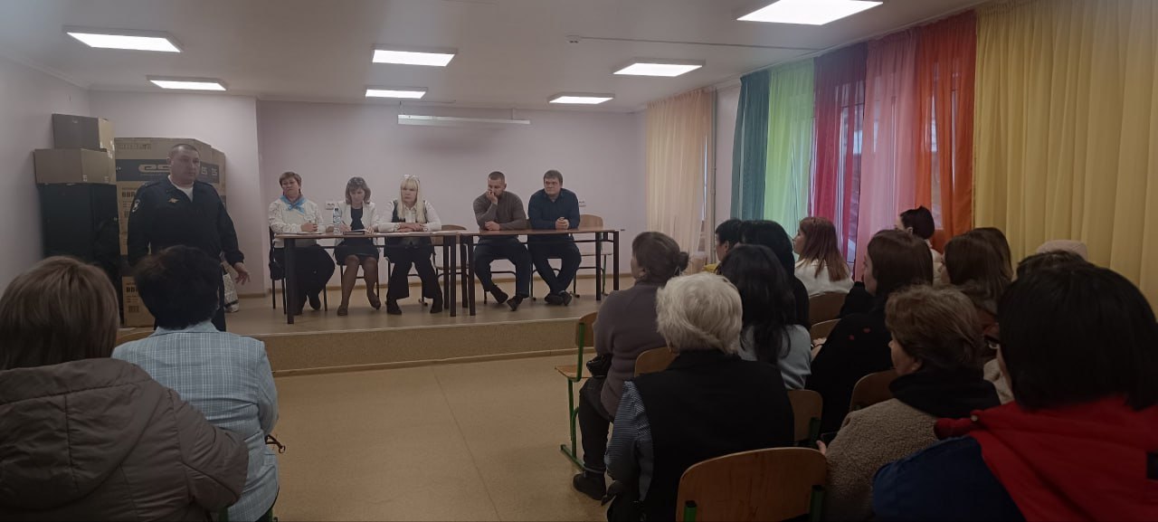 В стенах ГБОУ ЛНР "Беловодская СШ №1" состоялось общешкольное родительское собрание! В этом мероприятии приняли участие родители, педагоги и представители ключевых ведомств муниципалитета В стенах ГБОУ ЛНР "Беловодская СШ №1" состоялось общешкольное родительское собрание! В этом мероприятии приняли участие родители, педагоги и представители ключевых ведомств муниципалитета