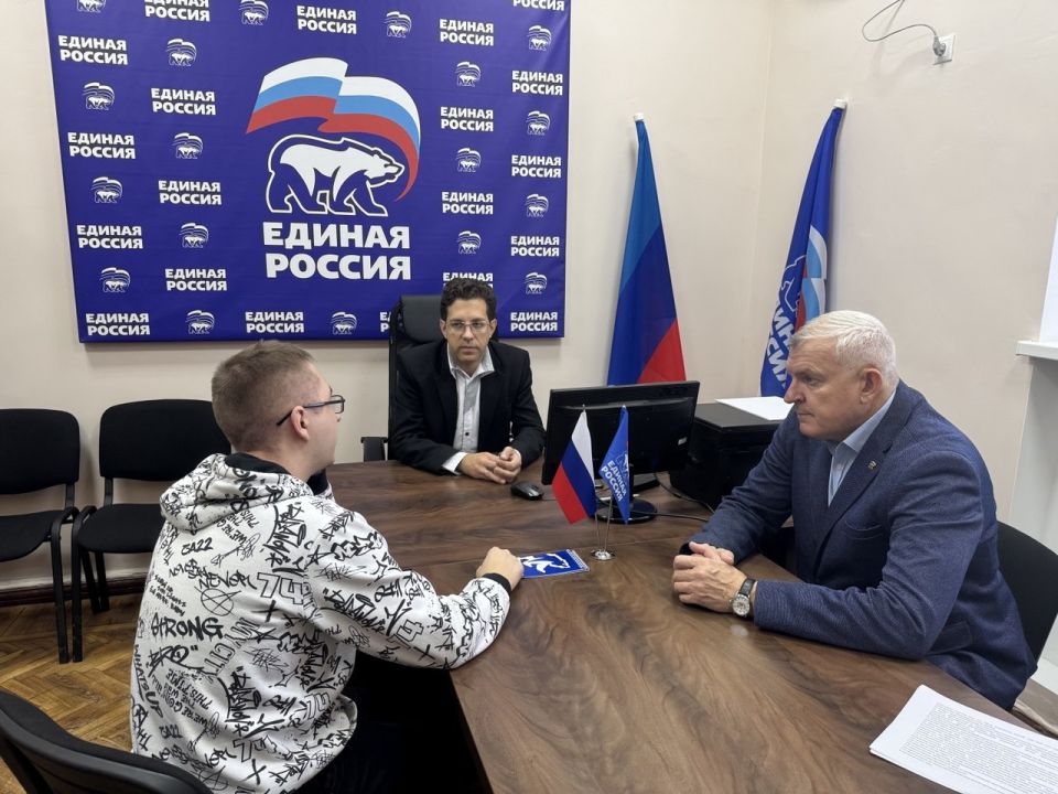 Владимир Шавлай: Сегодня в Местной общественной приемной партии «Единая Россия» открылась новая важная услуга: начал свою работу адвокат Адвокатской палаты Луганской Народной Республики – Лупанов Павел Владимирович Владимир Шавлай: Сегодня в Местной общественной приемной партии «Единая Россия» открылась новая важная услуга: начал свою работу адвокат Адвокатской палаты Луганской Народной Республики – Лупанов Павел Владимирович