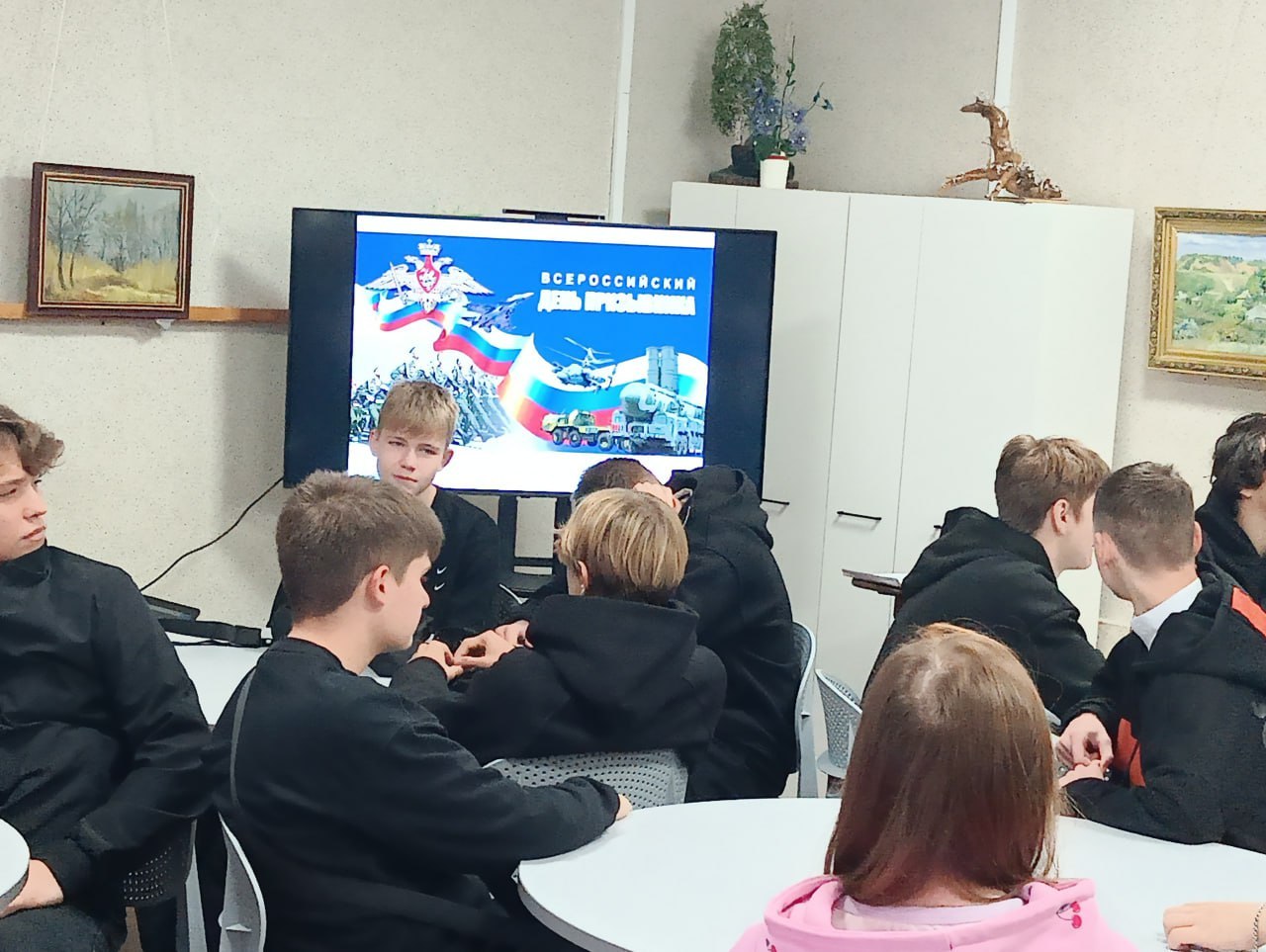 В Кировском историко-художественном музее прошло мероприятие для студентов Кировского транспортного техникума, посвященное Всероссийскому дню призывника «На рубежах мужества» В Кировском историко-художественном музее прошло мероприятие для студентов Кировского транспортного техникума, посвященное Всероссийскому дню призывника «На рубежах мужества»