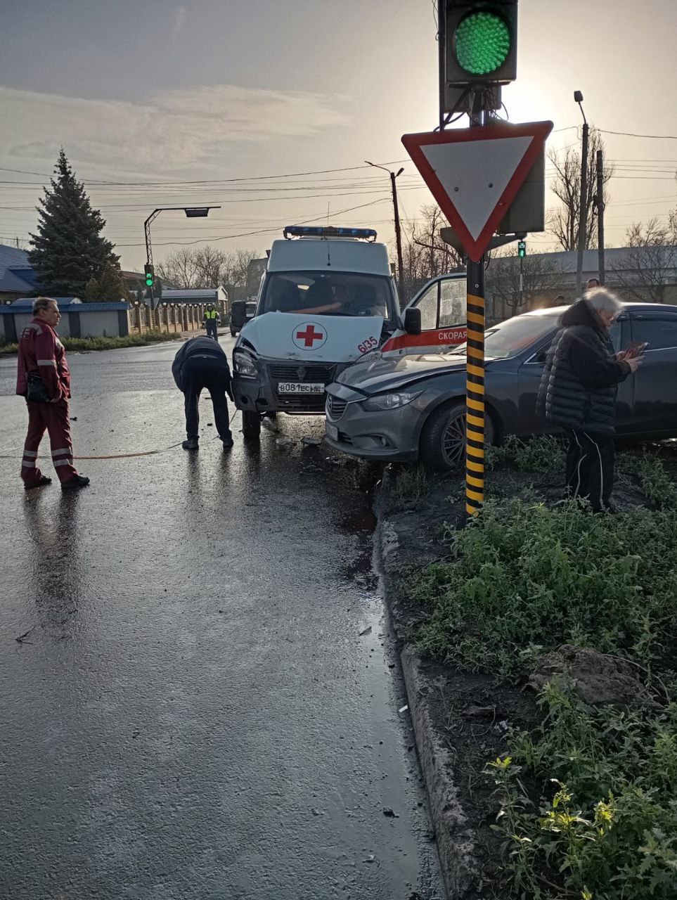 Под Антрацитом легковушка столкнулась с автомобилем "скорой помощи" Под Антрацитом легковушка столкнулась с автомобилем "скорой помощи"