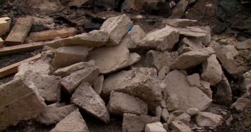 В рамках специального инфраструктурного проекта в городе Краснодоне ведутся масштабные работы по капитальному ремонту кровли многоквартирного дома по адресу: квартал Шевченко, дом 42. Работы стартовали в начале октября