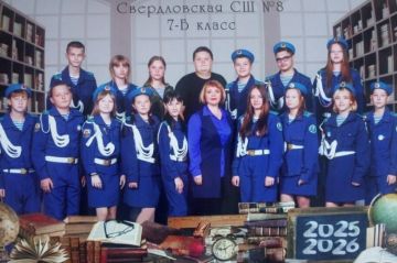 Кадетские классы Свердловской СШ №8 приняли участие в флешмобе «Звезда Героя»