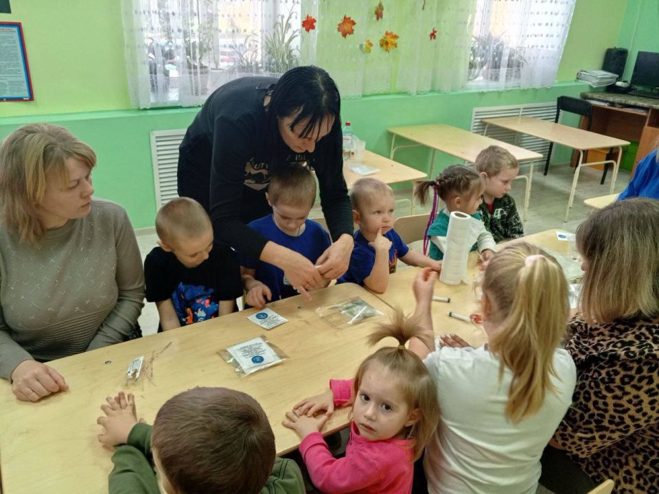 Активистки "Женского Движения Единой России» провели мастер-класс по изготовлению сухих душей для участников СВО Активистки "Женского Движения Единой России» провели мастер-класс по изготовлению сухих душей для участников СВО