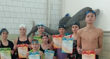 В Краснолучском плавательном бассейне 15 ноября прошли соревнования по плаванию среди учащихся спортивных групп Краснолучской ДЮСШ № 2