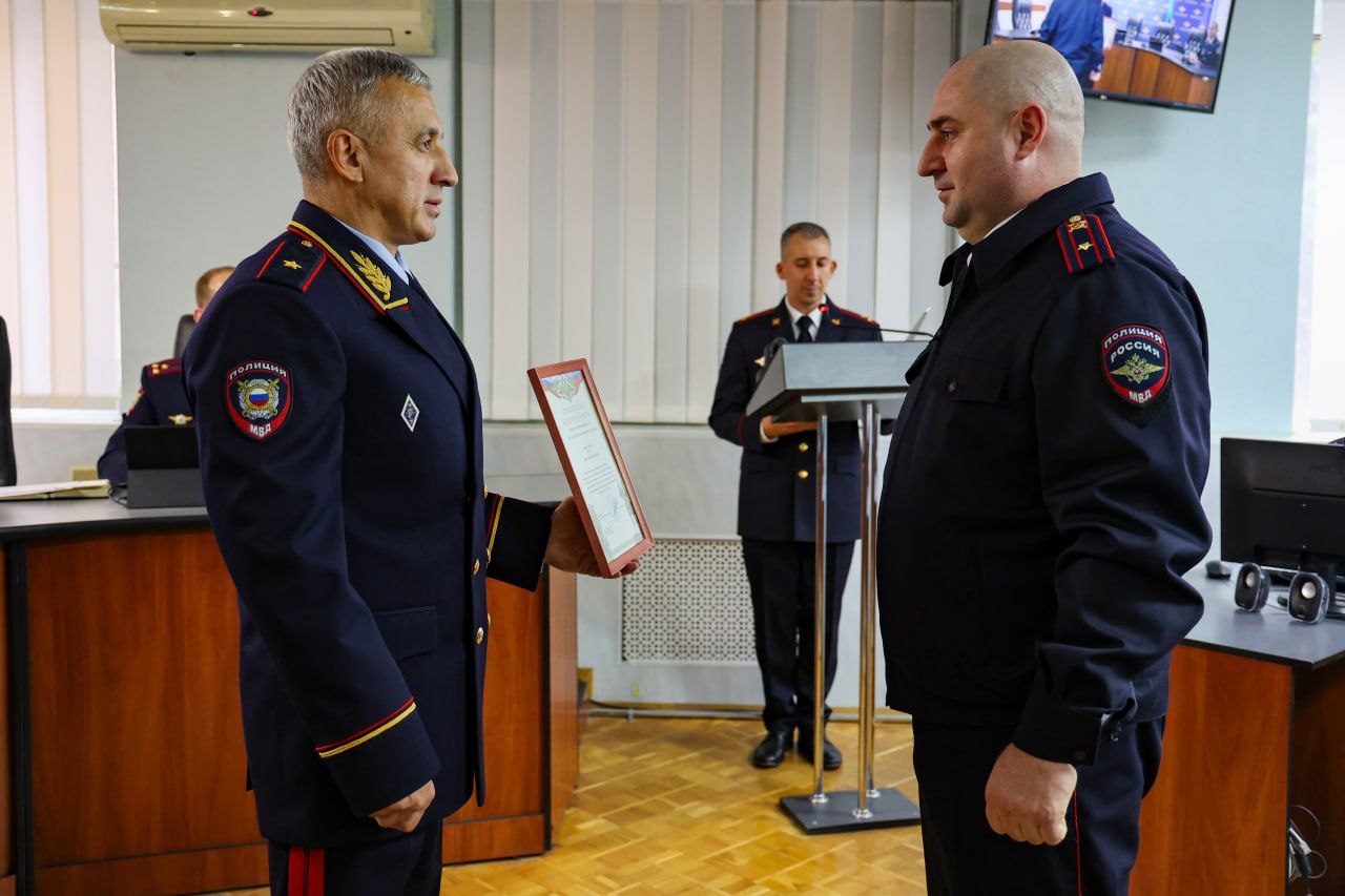 111111 Сергей Чернозуб вручил почётные грамоты и благодарности отличившимся участковым уполномоченным полиции региона 111111 Сергей Чернозуб вручил почётные грамоты и благодарности отличившимся участковым уполномоченным полиции региона