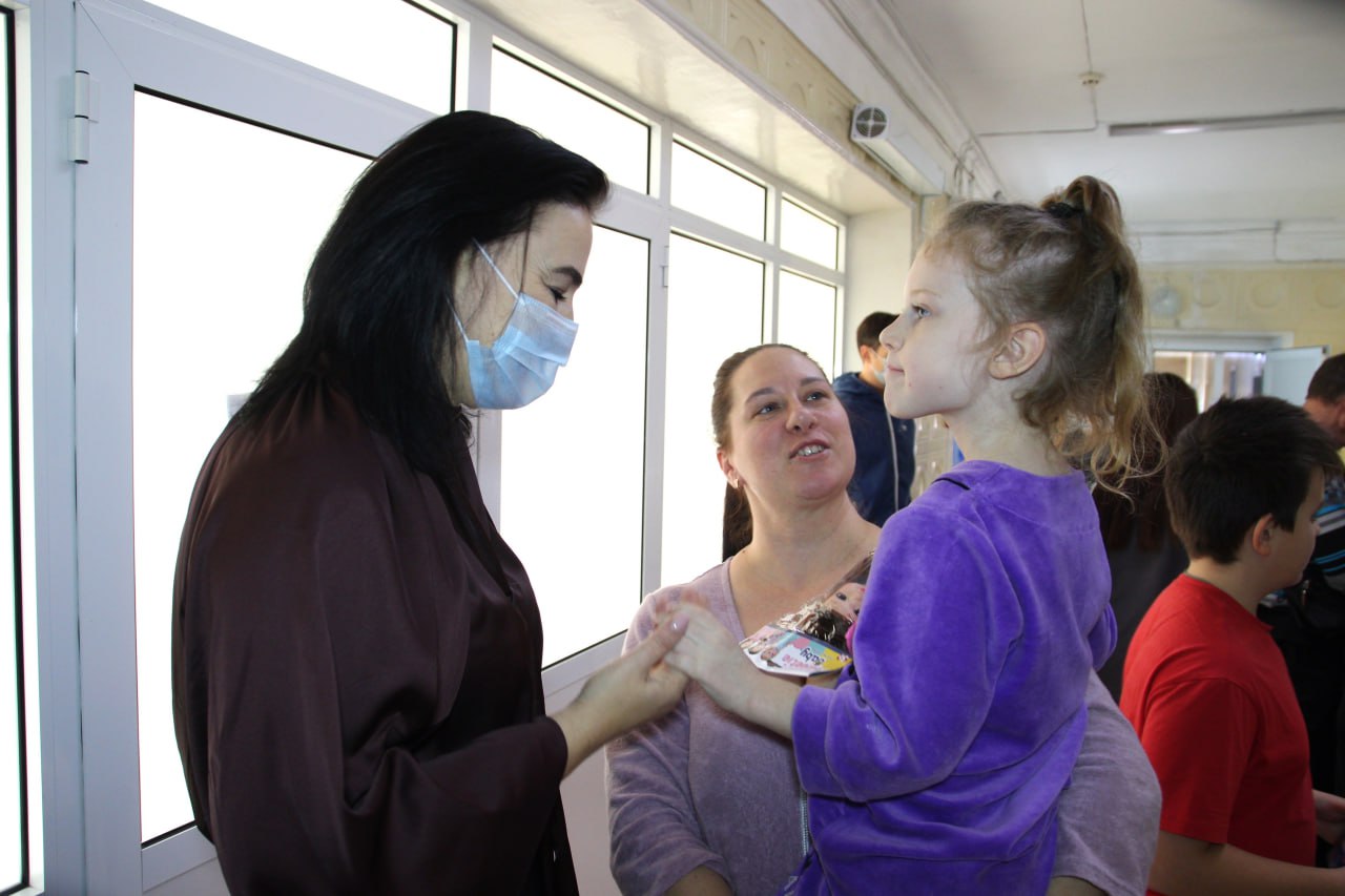 Единороссы передали игрушки юным пациентам детской республиканской больницы Единороссы передали игрушки юным пациентам детской республиканской больницы