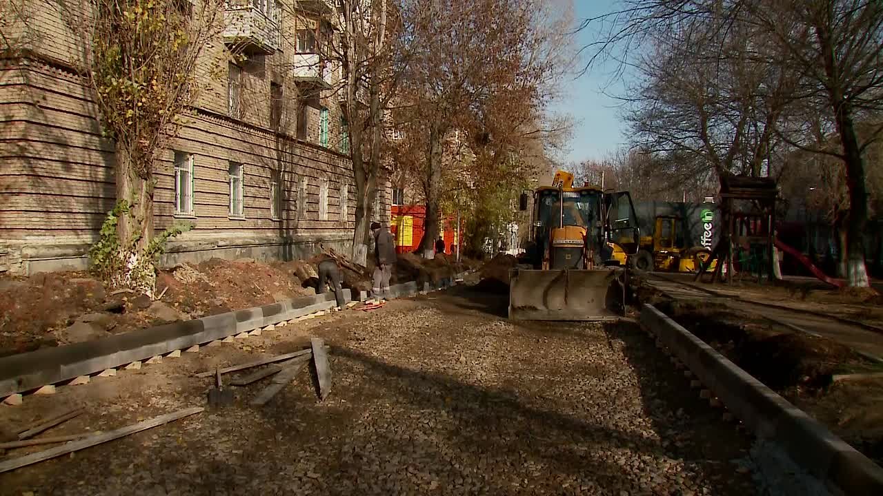 Тюменские строители завершают капитальный ремонт улицы Ленина в Молодогвардейске общей протяжённостью около 1300 метров: от улицы Молодёжной до улицы Литвинова