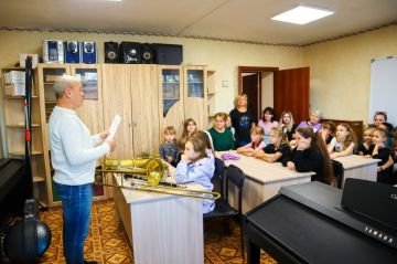 В Беловодске состоялся увлекательный урок знакомства с духовыми инструментами, который стал ярким событием для учащихся МБУ ДО «Беловодская детская школа искусств»