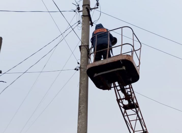 Коммунальные службы проводят работы на территории города