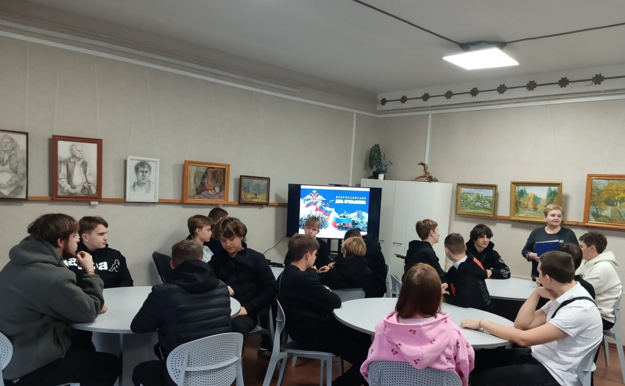 В Кировском историко-художественном музее прошло мероприятие для студентов Кировского транспортного техникума, посвященное Всероссийскому дню призывника «На рубежах мужества»