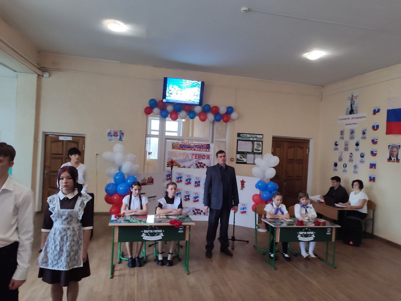 В ГБОУ ЛНР "Кременская СШ №1" состоялось открытие "Парты Героя", посвященной памяти выпускников школы – Шульцу Ивану Анатольевичу и Молчанову Александру Анатольевичу, героически погибшим в ходе специальной военной операции В ГБОУ ЛНР "Кременская СШ №1" состоялось открытие "Парты Героя", посвященной памяти выпускников школы – Шульцу Ивану Анатольевичу и Молчанову Александру Анатольевичу, героически погибшим в ходе специальной военной операции